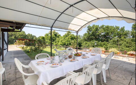 Grezzano Villa: Bord, Møbel, Plante, Ejendom, Stol, Bordservice, Natur, Træ, Indretning, Udendørs Møbler