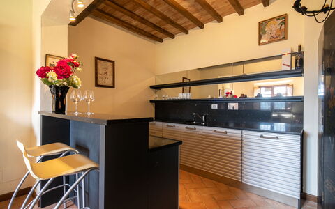 Grezzano Villa: Møbel, Cabinetry, Bygning, Countertop, Blomst, Træ, Plante, Køkken, Indretning, Arkitektur