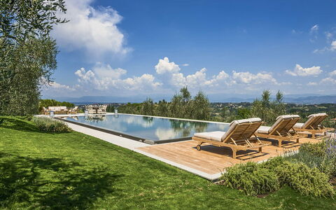 Villa Di Corazzano: Sky, Himmel, Vand, Daytime, Plante, Naturlige Landskab, Udendørs Møbler, Skygge, Land Lot, Træ