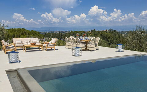 Villa Di Corazzano: Vand, Himmel, Sky, Møbel, Svømmepøl, Azure, Liggestol, Udendørs Møbler, Stol, Træ
