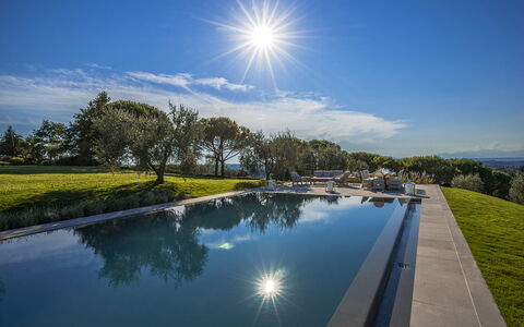 Villa Di Corazzano: Vand, Sky, Himmel, Vandressourcer, Daytime, Plante, Ejendom, Lys, Natur, Svømmepøl