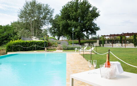 Villa Papiano: Vand, Himmel, Plante, Ejendom, Træ, Sky, Udendørs Møbler, Svømmepøl, Land Lot, Skygge