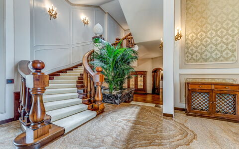 Villa Oria: Bygning, Plante, Trappe, Træ, Indretning, Stue, Gulvbelægning, Etage, Veranda, Væg