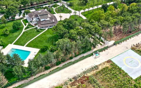 Villa Oria: Plante, Bygning, Land Lot, Vegetationen, Træ, Græs, Urban Design, Hældning, Bunddække, Landskab
