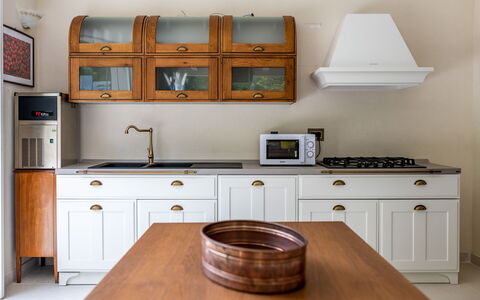 Villa Oria: Brun, Cabinetry, Countertop, Møbel, Ejendom, Bygning, Skuffe, Komfur, Køkken, Træ