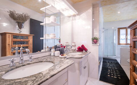 Valdambra Villa: Sanitærarmatur, Indretning, Håndvask, Countertop, Gulvbelægning, Badeværelsesskab, Badeværelse, Tap, Cabinetry, Etage