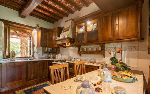 Valdambra Villa: Møbel, Indretning, Cabinetry, Køkken, Træ, Gulvbelægning, Countertop, Loft, Belysning, Værelse