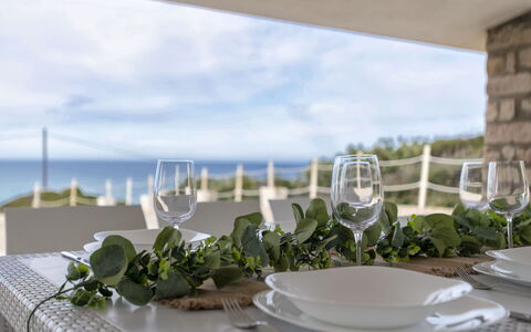 Chicca: Himmel, Bordservice, Sky, Tallerkner, Bord, Vindue, Plante, Drinkware, Serveware, Dug