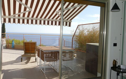 Ventimiglia 633: Ejendom, Møbel, Himmel, Bygning, Skygge, Træ, Dør, Stol, Indretning, Bord