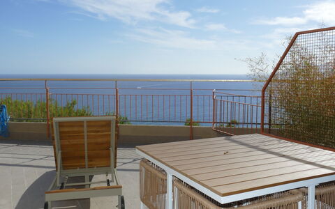 Ventimiglia 633: Himmel, Sky, Vand, Daytime, Ejendom, Træ, Udendørs Møbler, Skygge, Etage, Væg