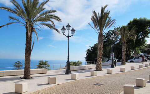 Ventimiglia 633: Sky, Himmel, Vand, Plante, Træ, Arecales, Vegetationen, Bygning, Vedplante, Landskab