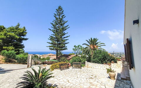 Castellammare del Golfo 265: Ocean, Landscaping, Have, Flise, Blomsterkrukke, Skygge, Tropics, Cobblestone, Stueplante