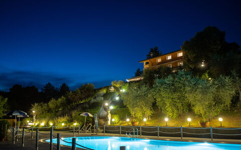 Villa Alfresco: Vand, Himmel, Bygning, Blå, Natur, Svømmepøl, Træ, Arecales, Plante, Fritid