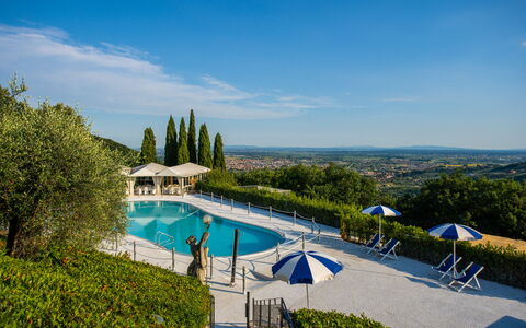 Villa Alfresco: Himmel, Vand, Sky, Svømmepøl, Plante, Natur, Azure, Træ, Vegetationen, Udendørs Møbler