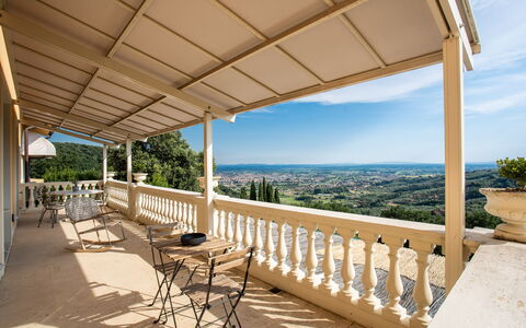 Villa Alfresco: Himmel, Ejendom, Daytime, Bygning, Bord, Veranda, Skygge, Træ, Indretning, Udendørs Møbler