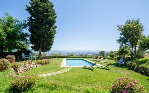Villa Lastra: Himmel, Plante, Vand, Ejendom, Blomst, Plantesamfund, Naturlige Landskab, Træ, Vegetationen, Svømmepøl