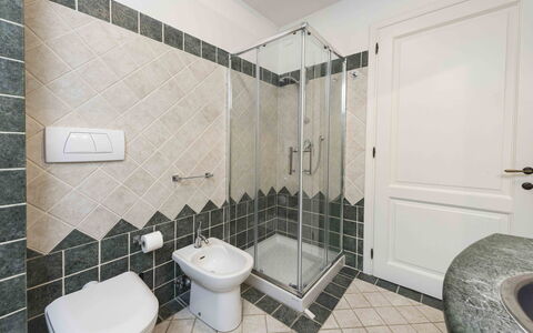 Casina Dell'acquaborra: Badeværelse, Gulvbelægning, Sanitærarmatur, Etage, Indretning, Toilet, Håndvask, Tap, Badeværelsesvask, Vvs