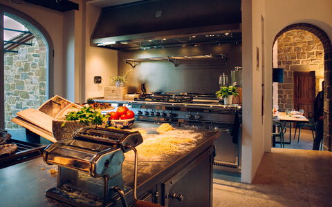 Villa Castiglioni: Mad, Ejendom, Bygning, Countertop, Indretning, Arkitektur, Køkken, Køkken, Bord, Hus