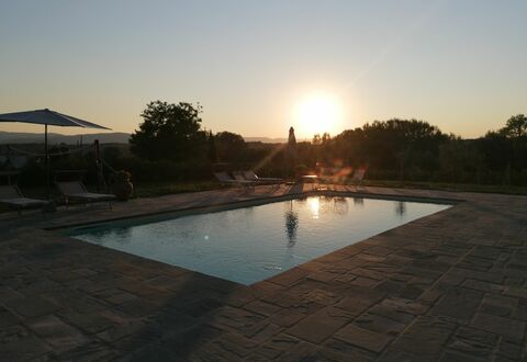 Il Pozzo Di San Barnaba: Vand, Himmel, Vandressourcer, Svømmepøl, Træ, Krop Af Vand, Landskab, Solnedgang, Fritid, Kompositmateriale