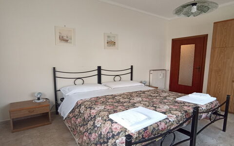 Angelo: Møbel, Ejendom, Bygning, Bord, Komfort, Træ, Dør, Indretning, Bed Frame, Etage
