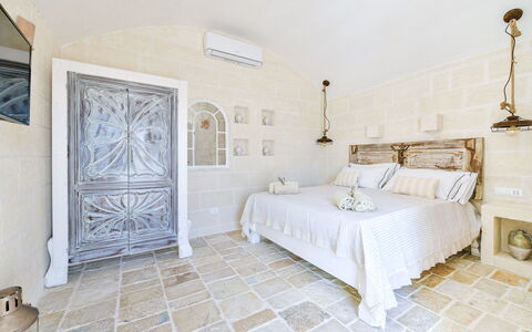 Villa Ofelia: Bygning, Møbel, Billedramme, Vindue, Cabinetry, Komfort, Træ, Hus, Bed Frame, Belysning
