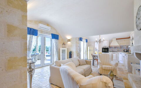 Villa Ofelia: Ejendom, Couch, Billedramme, Bygning, Bord, Komfort, Hus, Indretning, Etage, Stue