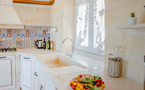 Villa Ofelia: Countertop, Tap, Håndvask, Cabinetry, Køkkenvask, Ejendom, Sanitærarmatur, Produkt, Mad, Køkken