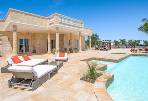 Villa Ofelia: Vand, Himmel, Ejendom, Plante, Couch, Skygge, Udendørs Møbler, Svømmepøl, Bygning, Fritid