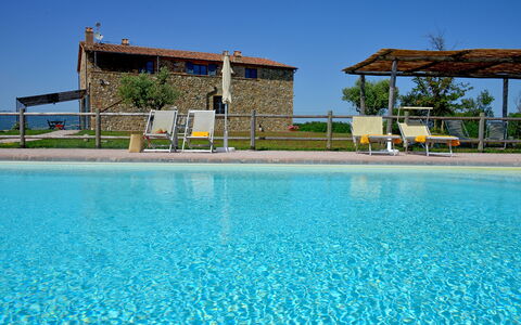 Villa Guardistallo: Vand, Himmel, Plante, Azure, Svømmepøl, Træ, Bygning, Fritid, Aqua, Ejendom