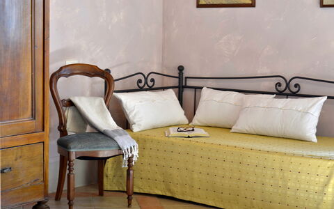 Villa Guardistallo: Møbel, Komfort, Bygning, Træ, Textile, Indretning, Pude, Rektangel, Stue, Bed Frame