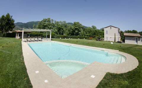 Tenuta Il Giardino Proprietà: Vand, Himmel, Svømmepøl, Azure, Træ, Skygge, Bygning, Plante, Land Lot, Græs