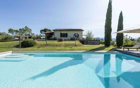 Villa Dell'acquaborra: Blå, Svømmepøl, Udvej, Kompositmateriale, Eco Hotel, Skygge, Fritid, Estate, Villa, Udendørs Møbler
