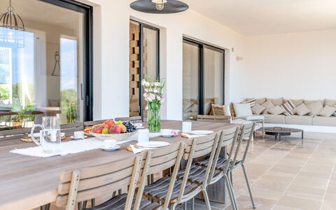 Villa Orama Estia Relais: Bord, Møbel, Couch, Billedramme, Vindue, Mad, Azure, Træ, Bordservice, Belysning