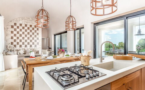 Villa Orama Estia Relais: Countertop, Ejendom, Cabinetry, Møbel, Hvid, Håndvask, Tap, Produkt, Køkken, Sanitærarmatur