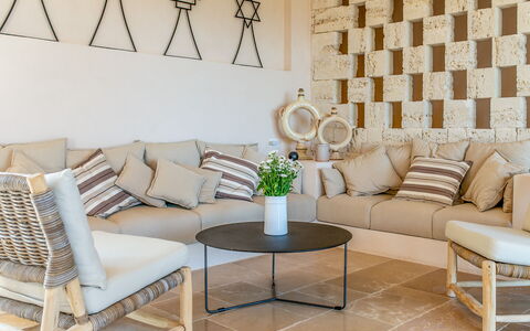Villa Orama Estia Relais: Møbel, Couch, Bord, Ejendom, Plante, Træ, Komfort, Indretning, Stue, Etage