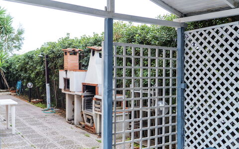 La Terrazza Di Santa Marinella: Plante, Hegn, Mesh, Træ, Skygge, Træ, Kompositmateriale, Ejendom, Facade, Home Fencing