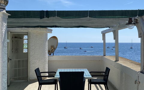 La Terrazza Di Santa Marinella: Himmel, Vand, Møbel, Stol, Azure, Bygning, Skygge, Bord, Sky, Indretning
