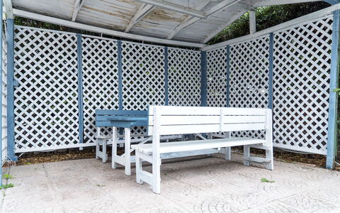 La Terrazza Di Santa Marinella: Bygning, Møbel, Ejendom, Bord, Træ, Plante, Skygge, Textile, Rektangel, Couch