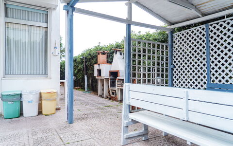 La Terrazza Di Santa Marinella: Ejendom, Azure, Blå, Plante, Skygge, Bygning, Træ, Vindue, Ejendom, Barrel