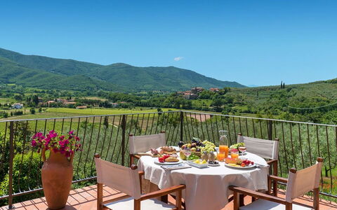 Villa Taragnano: Himmel, Bord, Plante, Møbel, Ejendom, Bjerg, Bordservice, Blomst, Stol, Natur