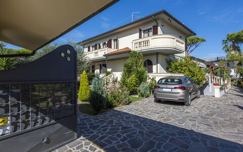 Residenza Garosi: Plante, Bygning, Himmel, Ejendom, Vindue, Køretøj, Bil, Vejbelægning, Hjul