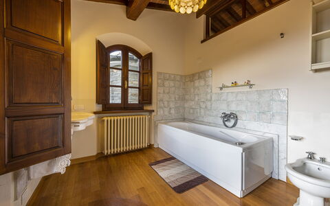 Villa Montignoso: Badekar, Ejendom, Sanitærarmatur, Vindue, Træ, Badeværelse, Billedramme, Tap, Indretning