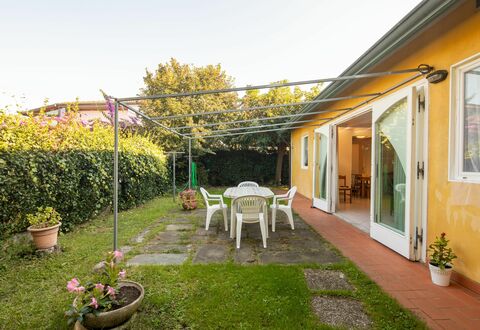 Villa Isola: Plante, Himmel, Møbel, Vindue, Blomsterkrukke, Bygning, Blomst, Stol, Stueplante, Græs