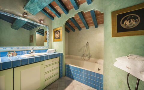Villa Paneretta: Spejl, Tap, Sanitærarmatur, Ejendom, Cabinetry, Badeværelsesskab, Håndvask, Badeværelsesvask, Badeværelse, Azure