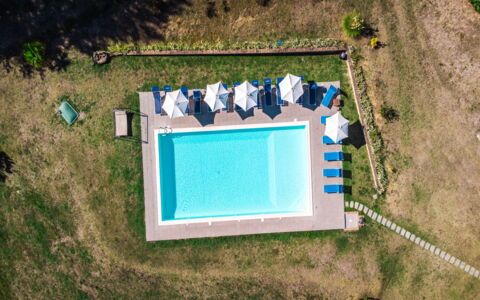Villa Lugnano: Vand, Plante, Svømmepøl, Vindue, Azure, Rektangel, Land Lot, Græs, Hældning, Landskab