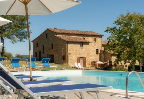 Villa Lugnano: Himmel, Ejendom, Vand, Plante, Bygning, Svømmepøl, Azure, Skygge, Træ, Udendørs Møbler