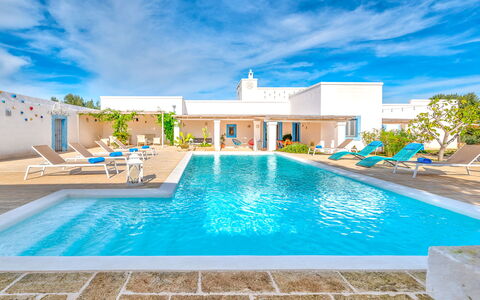 Masseria Tufo Bianco: Vand, Sky, Plante, Himmel, Ejendom, Svømmepøl, Bygning, Blå, Azure, Rektangel