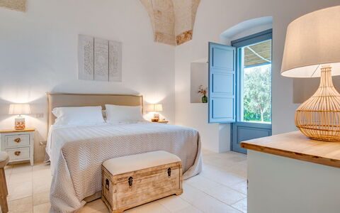 Masseria Tufo Bianco: Møbel, Ejendom, Hvid, Komfort, Azure, Træ, Cabinetry, Belysning, Bed Frame, Textile