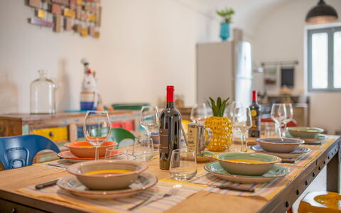 Masseria Tufo Bianco: Bord, Mad, Bordservice, Ejendom, Flaske, Møbel, Drinkware, Tallerkner, Køkken, Orange