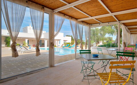 Masseria Tufo Bianco: Bord, Møbel, Plante, Stol, Vand, Bygning, Svømmepøl, Skygge, Vindue, Indretning